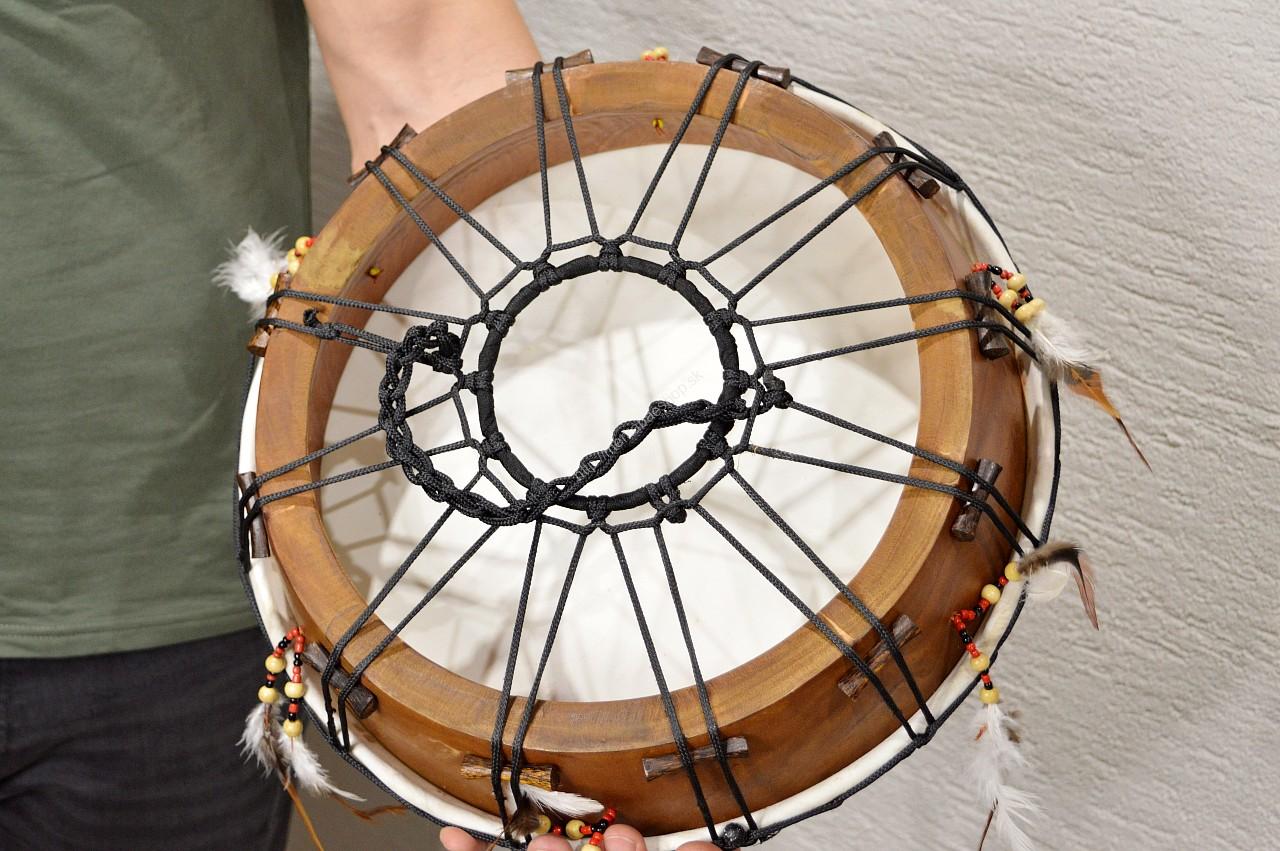 Šamanský Bubon s ozdobným perím, Kozia Koža, Drevo masív Mahagón 40 cm – Obrázok 7