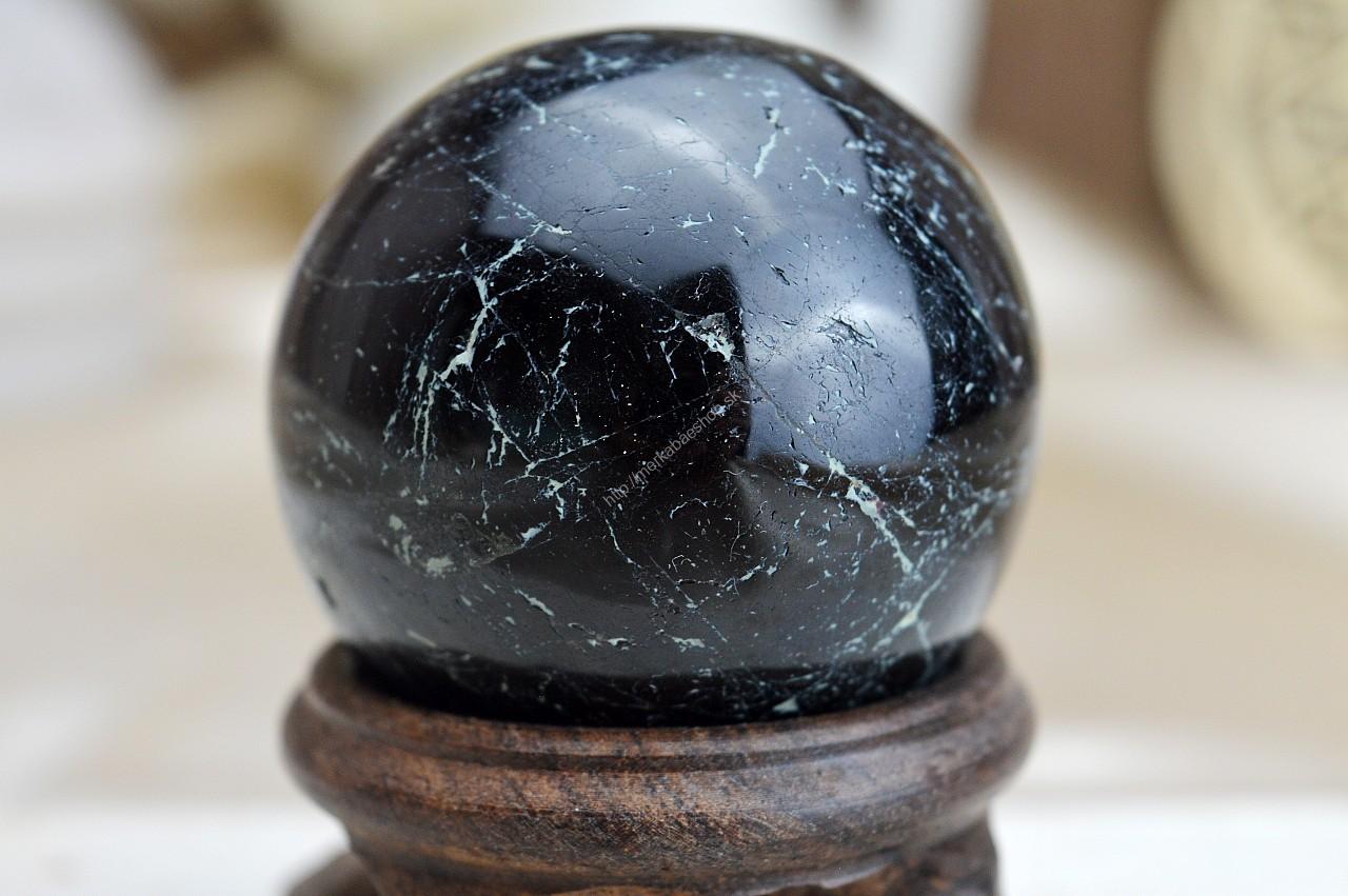 Guľa ČIERNY TURMALÍN/SKORYL #2 4,5cm – Ochrana, Očista od toxickej energie, Zmierňuje stres a strach