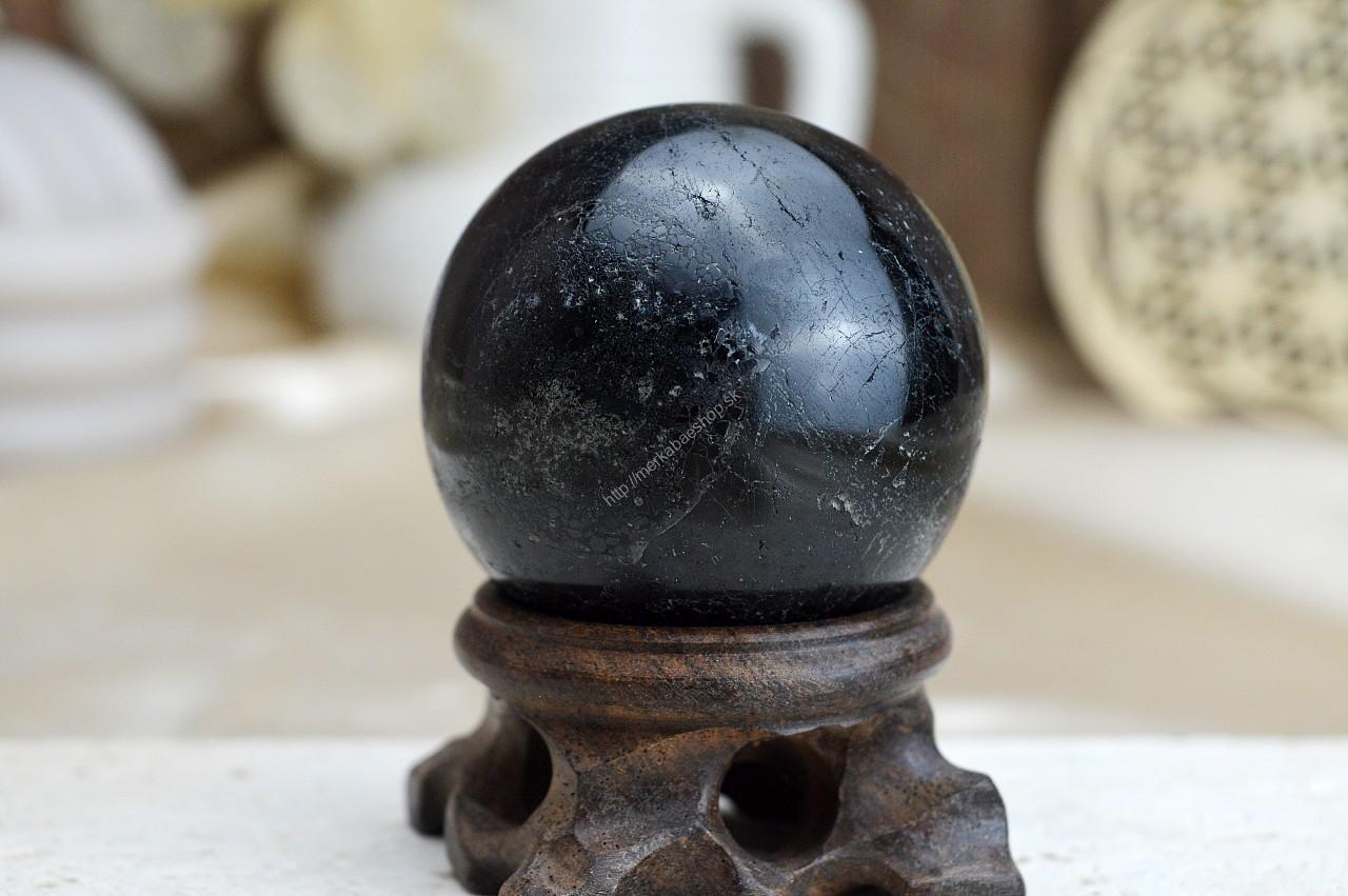 Guľa ČIERNY TURMALÍN/SKORYL #3 5cm – Ochrana, Očista od toxickej energie, Zmierňuje stres a strach – Obrázok 2