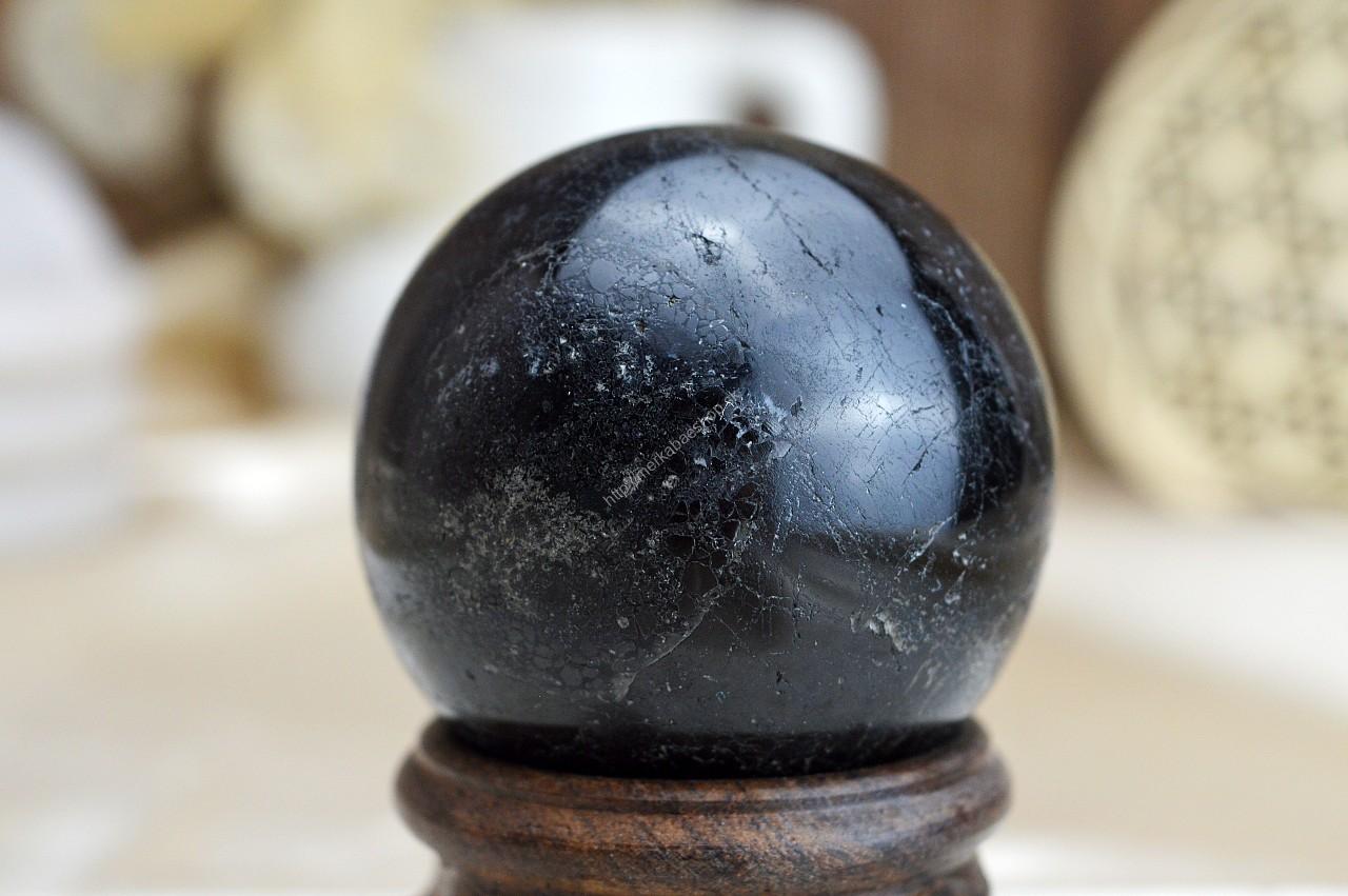 Guľa ČIERNY TURMALÍN/SKORYL #3 5cm – Ochrana, Očista od toxickej energie, Zmierňuje stres a strach