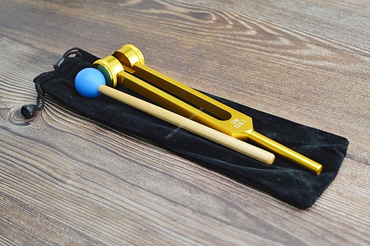 Terapeutická Ladička Kozmické ÓM 136,1HZ So Závažím Eloxovaný Hliník+ AKTIVÁTOR A OBAL (Uvoľnenie napätia a chrbtice, Odstraňuje disharmóniu, Čistí energetický systém) – Obrázok 2