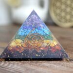 Čakrová Orgonitová pyramída/ žiarič s medenou špirálou