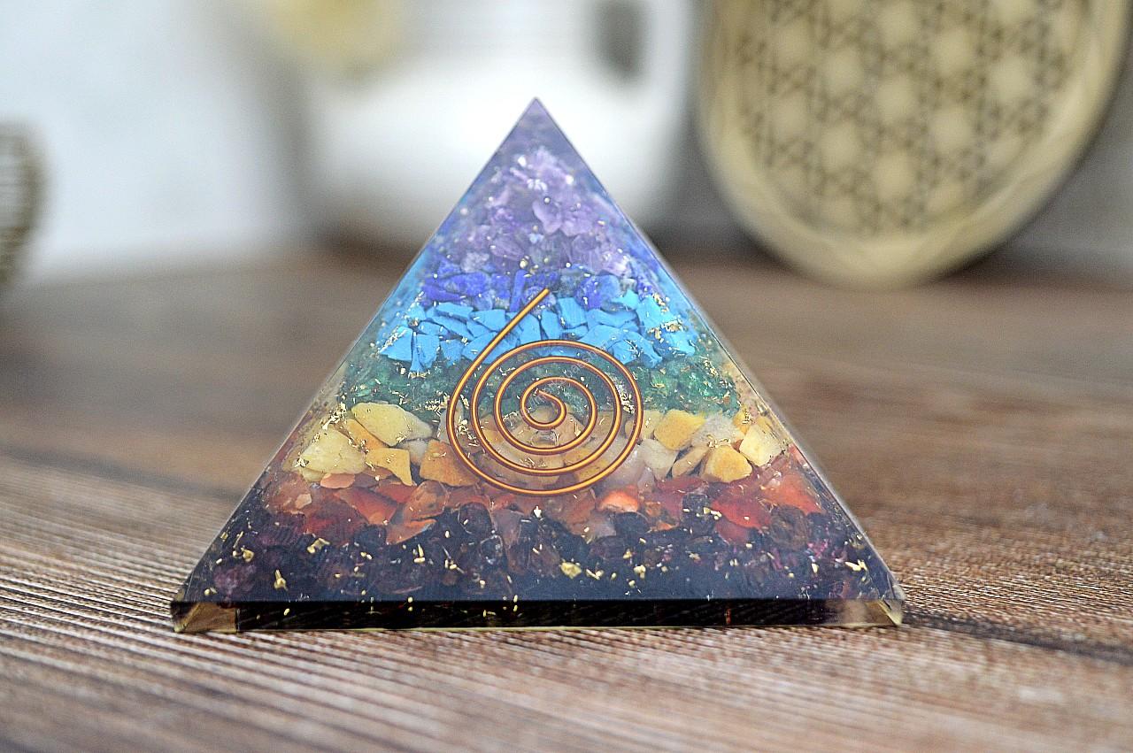 Čakrová Orgonitová pyramída/ žiarič s medenou špirálou