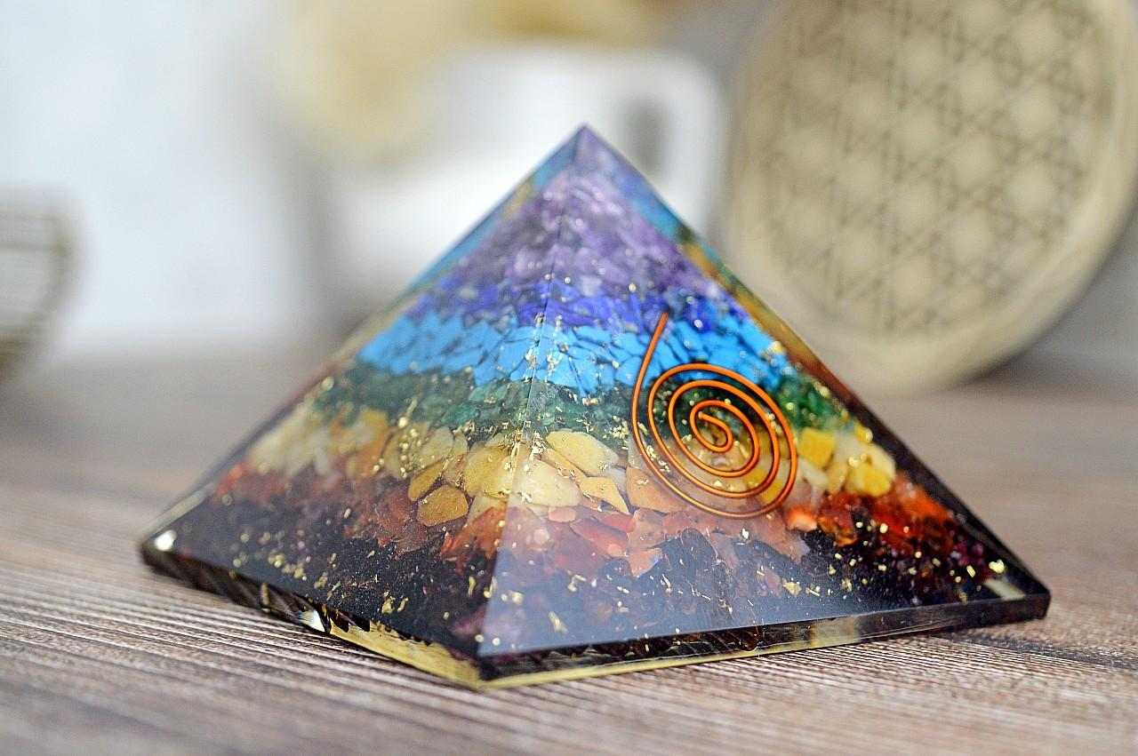 Čakrová Orgonitová pyramída/ žiarič s medenou špirálou