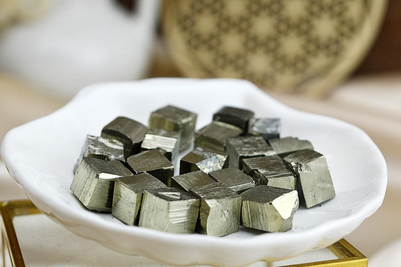 Prírodné kocky Hojnosti, Ochrany a Šťastia PYRIT 10 x 10 mm - Extra kvalita