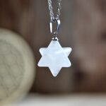 Prívesok MERKABA KRIŠTÁĽ #MALÁ + kožka – Ochrana, Svetlo na Zemi, Majster liečiteľ, Manifestovanie, Sila, Energia