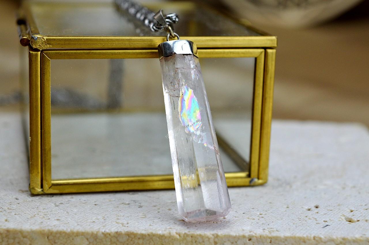 Strieborný prívesok Kryštál KUNZITU Ag925 #2 – Bezpodmienečná Láska, Otvorenie srdca, Vysoké vibrácie, Emocionálne Liečenie, Sexualita