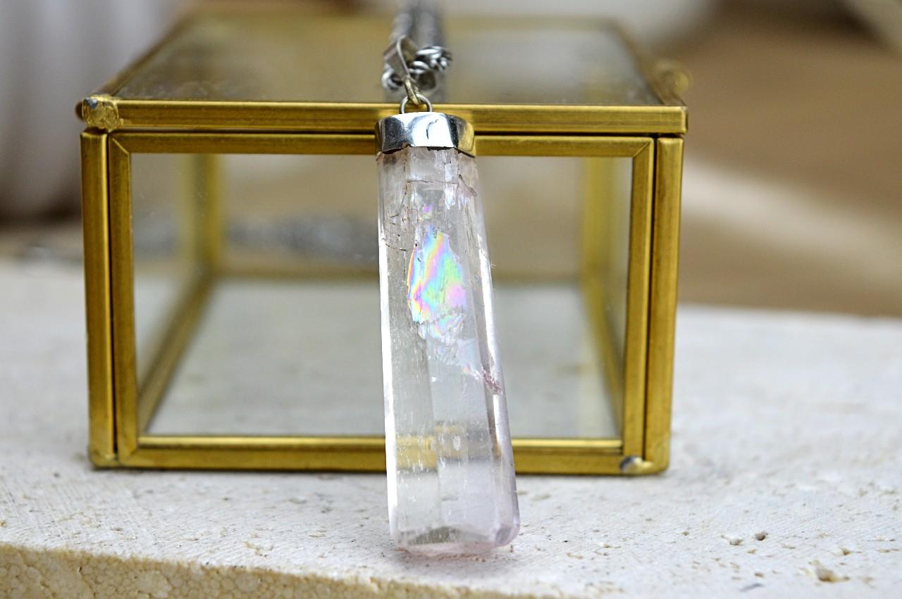 Strieborný prívesok Kryštál KUNZITU Ag925 #2 – Bezpodmienečná Láska, Otvorenie srdca, Vysoké vibrácie, Emocionálne Liečenie, Sexualita – Obrázok 2