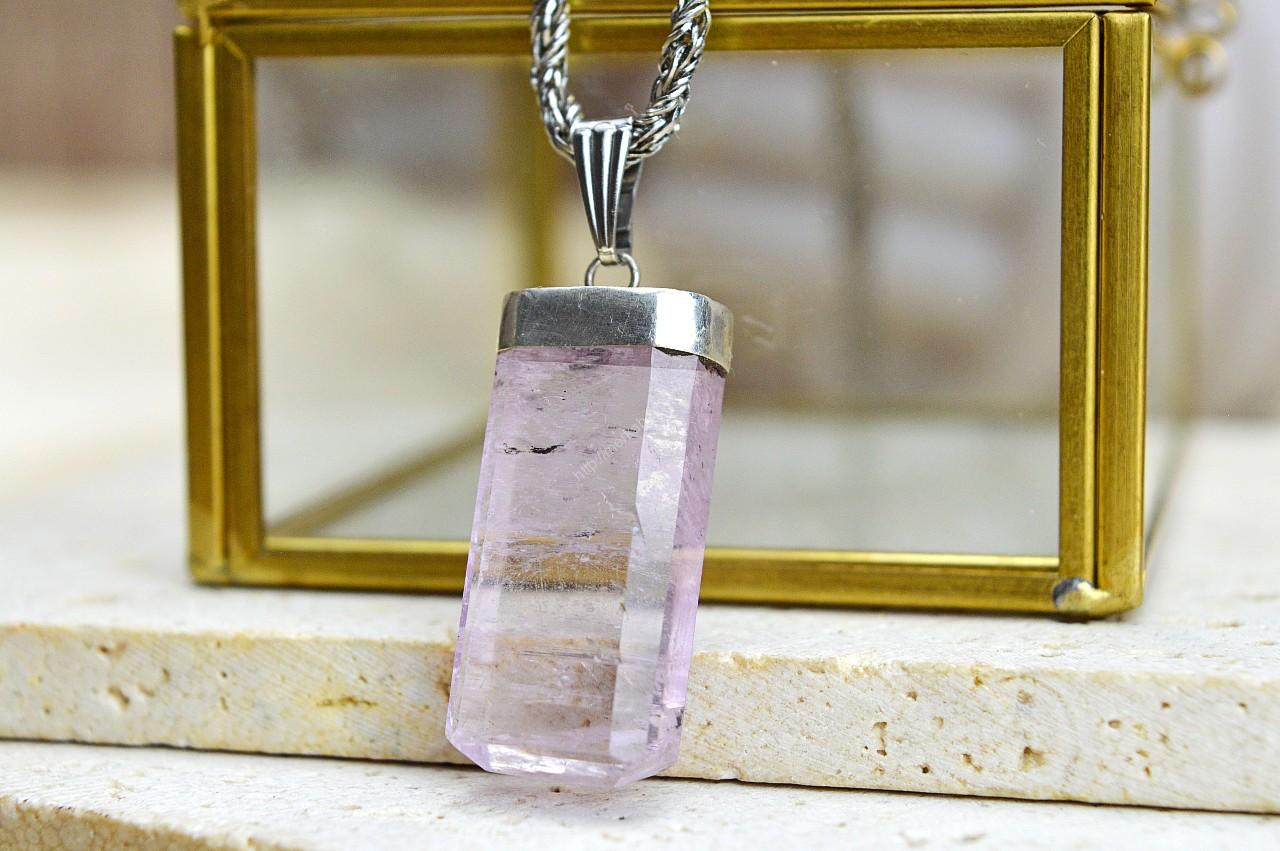 Prívesok Kryštál KUNZITU #3 – Bezpodmienečná Láska, Otvorenie srdca, Vysoké vibrácie, Emocionálne Liečenie, Sexualita