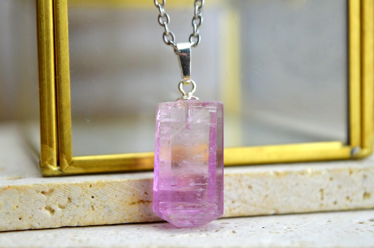 Strieborný prívesok Kryštál KUNZITU Ag925 #6 – Bezpodmienečná Láska, Otvorenie srdca, Vysoké vibrácie, Emocionálne Liečenie, Sexualita