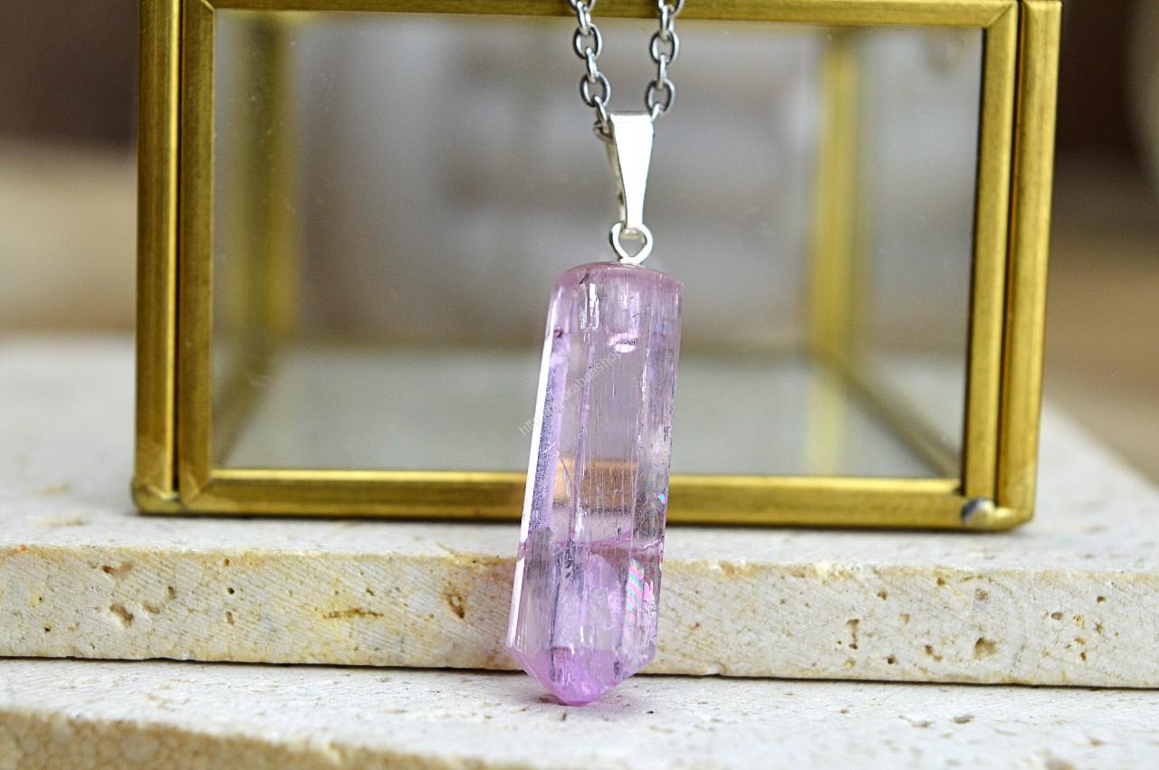 Strieborný prívesok Kryštál KUNZITU Ag925 #4 – Bezpodmienečná Láska, Otvorenie srdca, Vysoké vibrácie, Emocionálne Liečenie, Sexualita