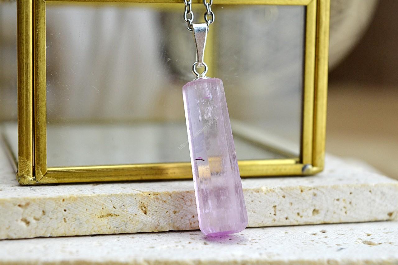 Strieborný prívesok Kryštál KUNZITU Ag925 #5 – Bezpodmienečná Láska, Otvorenie srdca, Vysoké vibrácie, Emocionálne Liečenie, Sexualita