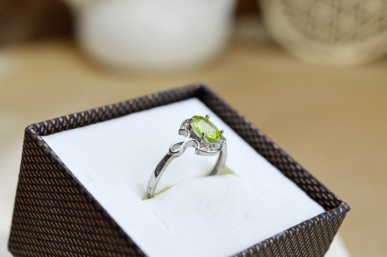 Strieborný prsteň OLIVÍN/PERIDOT #1 - Láska, Prosperita, Zdravie, Radosť, Otvorenie Srdca