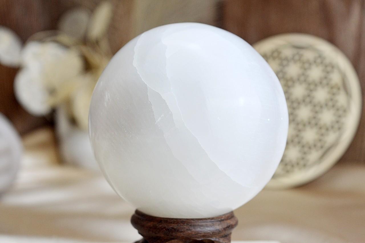 SELENITOVÁ Guľa jemných vibrácií – Harmonizácia priestoru #8cm