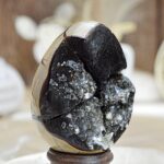 Geóda dračie vajce SEPTÁRIA #13 Odvaha, Sebaistota, Hojnosť, Ochrana, Premena, Uzemnenie, Solar plexus