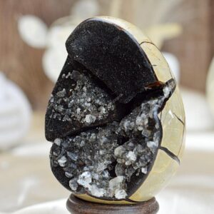 Geóda dračie vajce SEPTÁRIA #13 Odvaha, Sebaistota, Hojnosť, Ochrana, Premena, Uzemnenie, Solar plexus