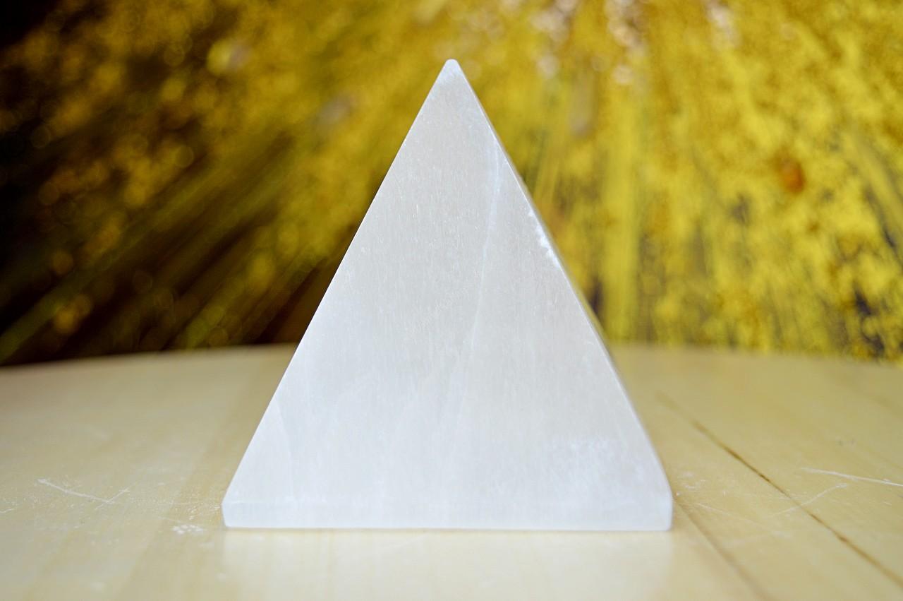 SELENITOVÁ pyramída Jemných Anjelských vibrácií 8x8cm – Obrázok 2