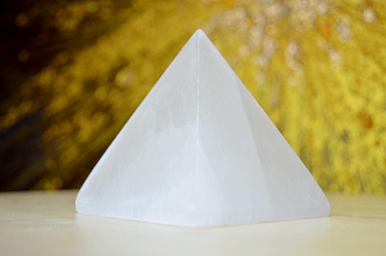 SELENITOVÁ pyramída Jemných Anjelských vibrácií 8x8cm