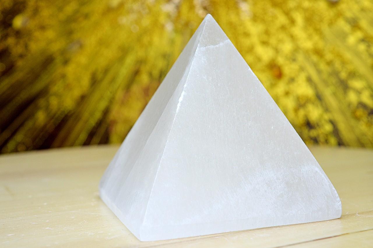 SELENITOVÁ pyramída Jemných Anjelských vibrácií 8x8cm – Obrázok 3