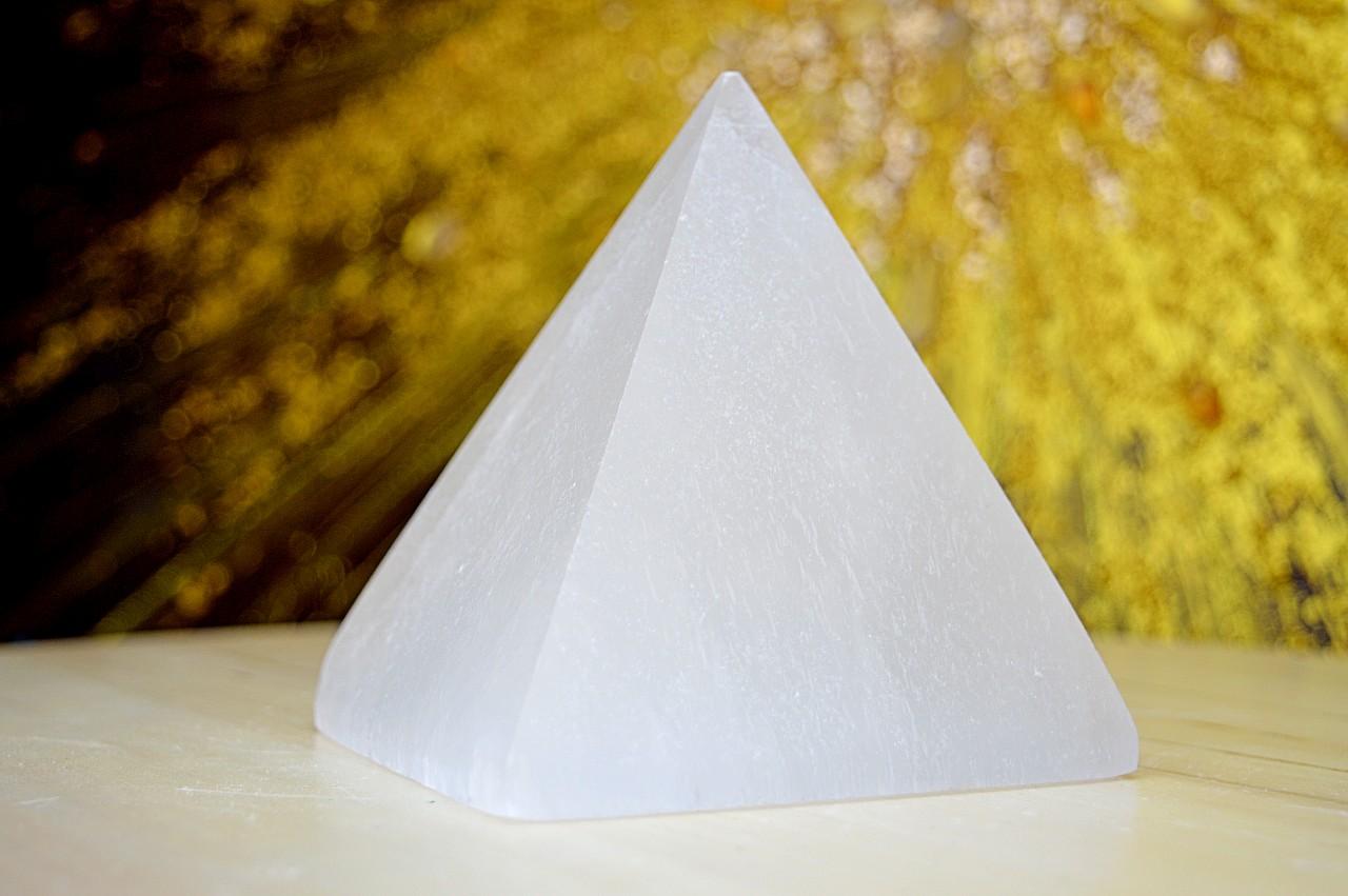SELENITOVÁ pyramída Jemných Anjelských vibrácií 9x9cm – Obrázok 3