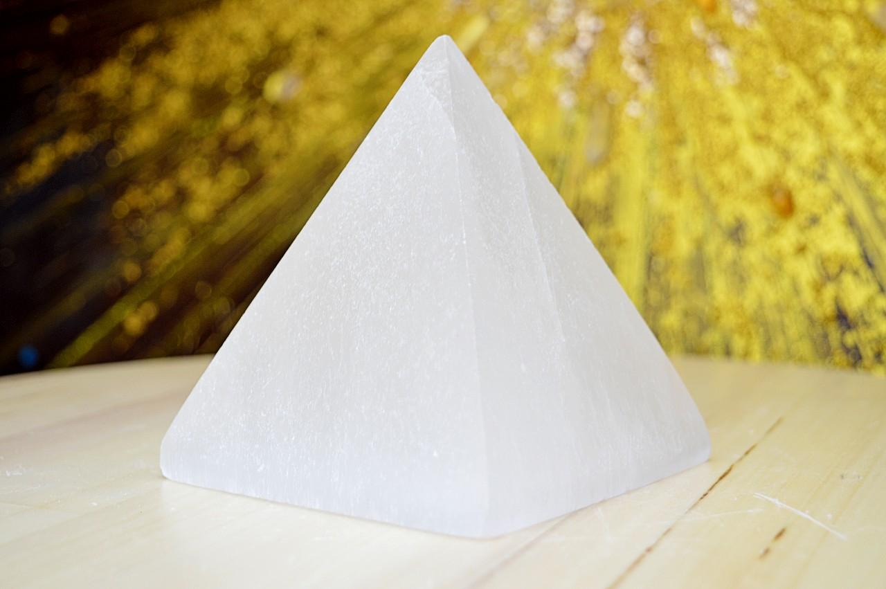 SELENITOVÁ pyramída Jemných Anjelských vibrácií 9x9cm