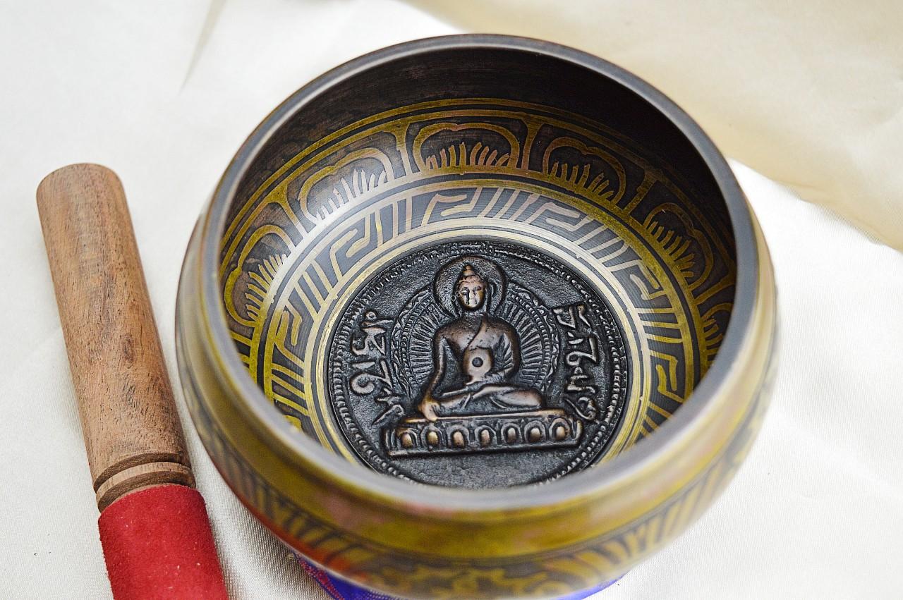Tibetská miska Budha zlatá13 cm + gong a vankúšik – Obrázok 2