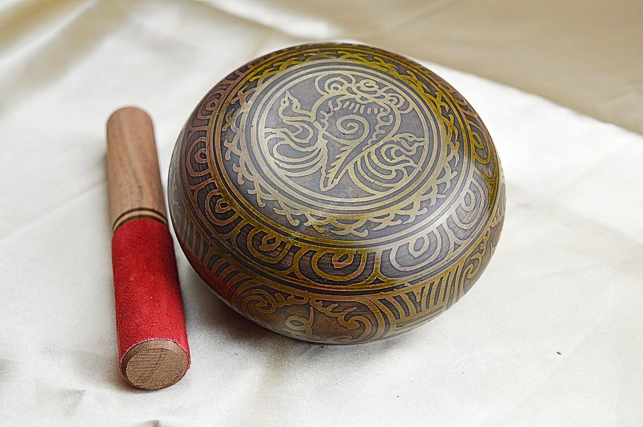 Tibetská miska Budha zlatá13 cm + gong a vankúšik – Obrázok 3
