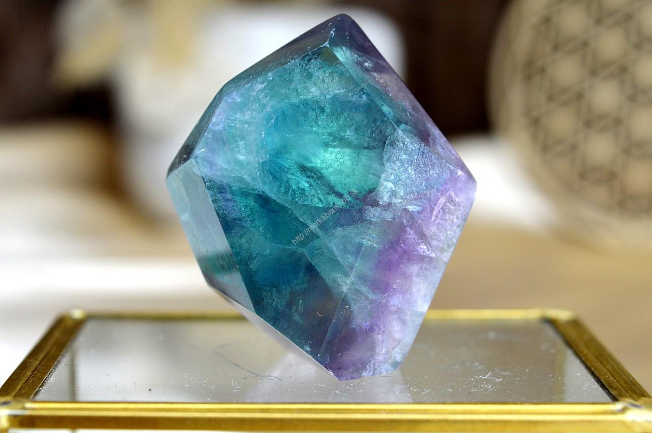 Diamant z FLUORITU DÚHOVÉHO #6 - Sústredenie, Pamäť, Intuícia, Ochrana, Božskosť, Dosiahnutie cieľov Extra Kvalita