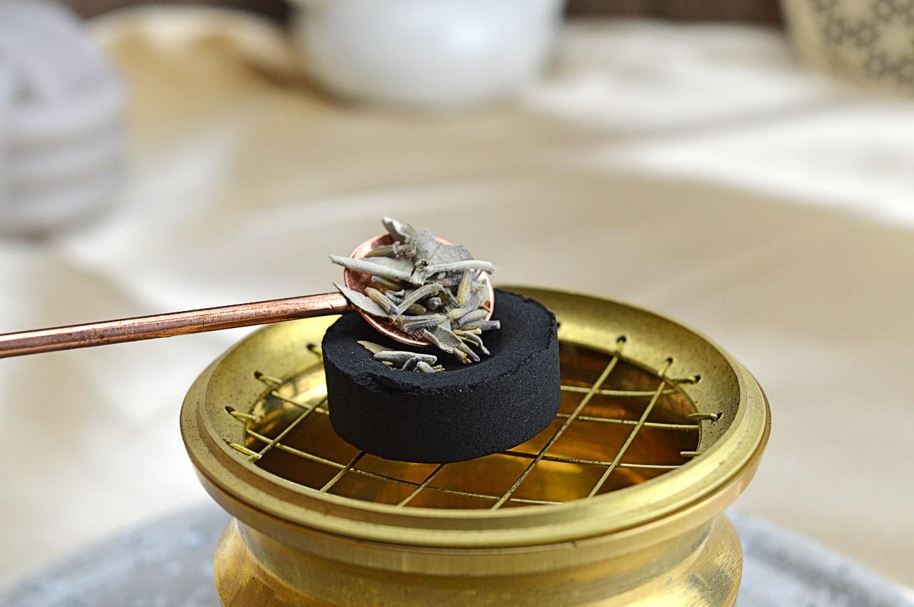 Medená lyžica na naberanie kadidla, bylín, živice na vydymovanie