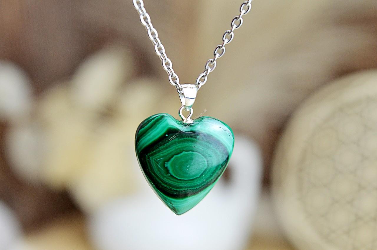 prívesok MALACHIT srdiečko #4 Ag925/1000 – Pohlcuje negatívne Energie a Jedy, Čistí Čakry, Otvára srdce, Ochrana, Premena