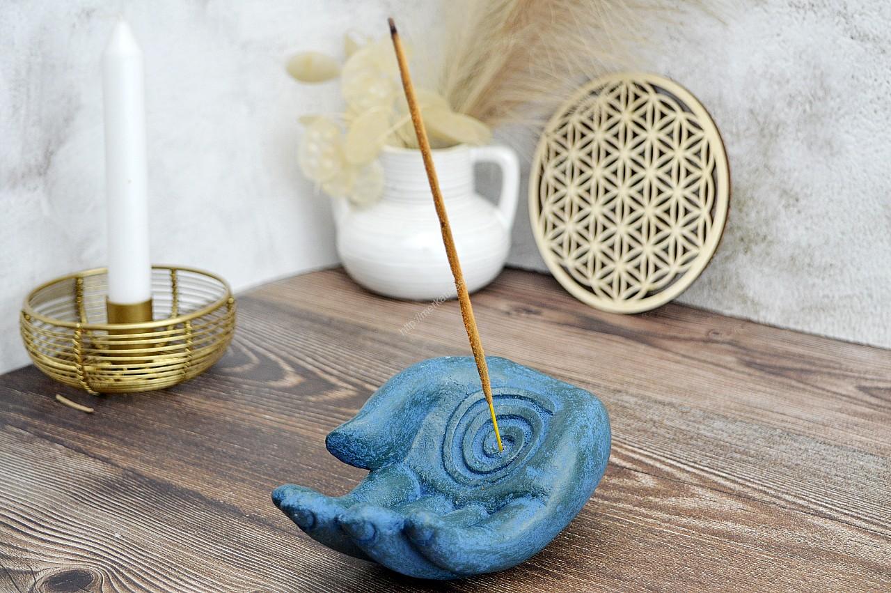 Štýlový kamenný stojan na Vonné Tyčinky RUKA - Energetická Špirála - Rast a Nový Život