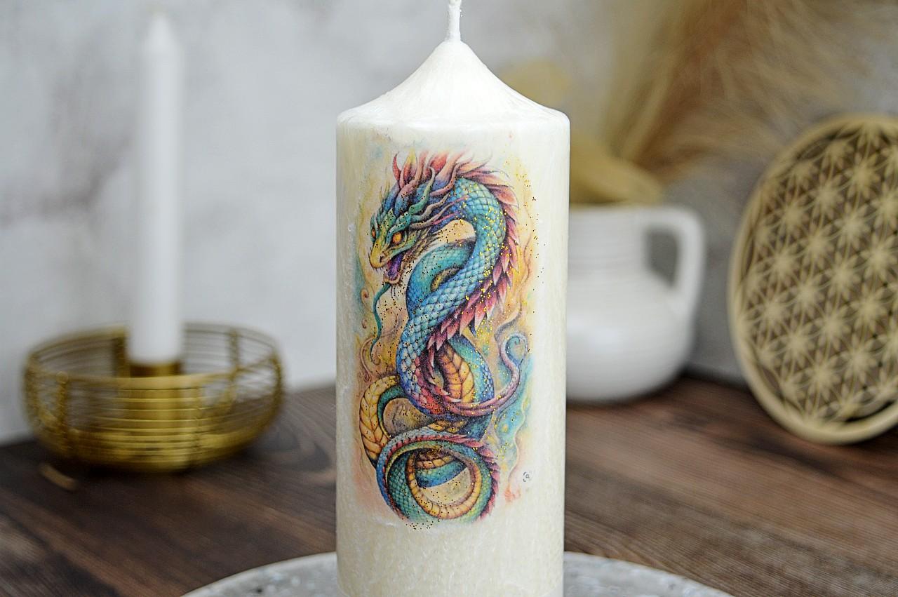 Sviečka 2025 ROK DREVENÉHO HADA - Prerod, Rast, Múdrosť, Trpezlivosť, Harmónia, Stabilita, Kreativita