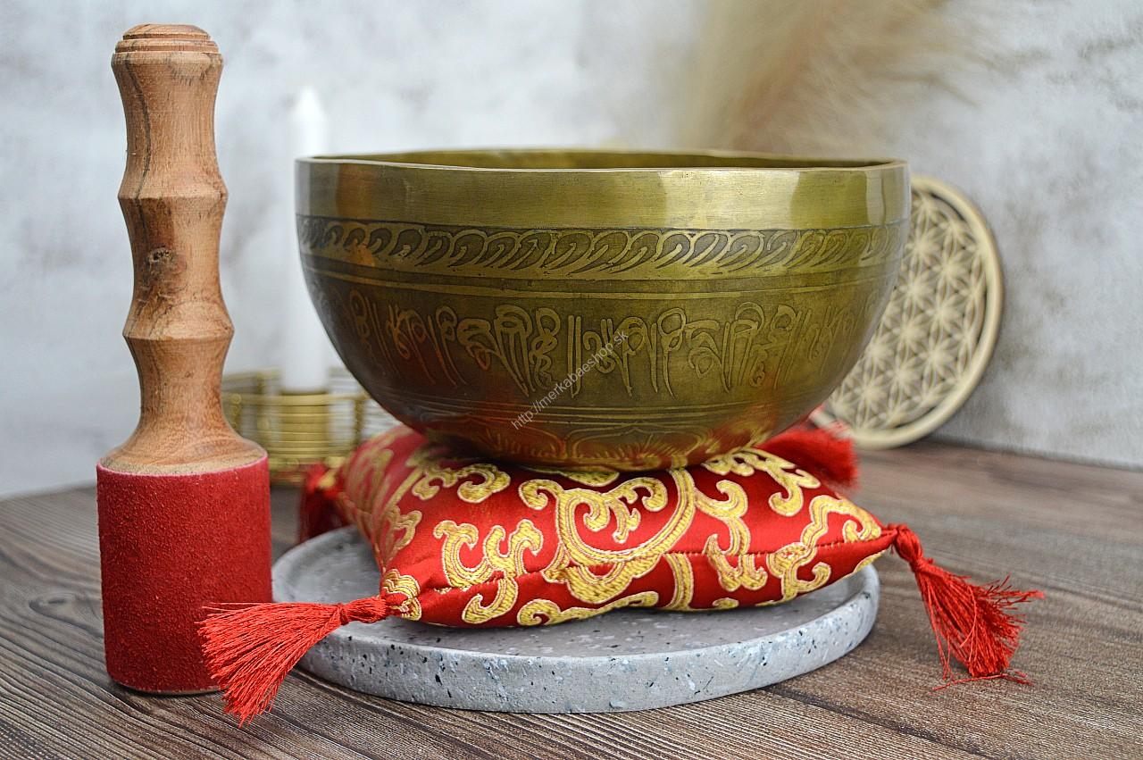 Ručne tepaná a zdobená Tibetská spievajúca miska TARA 19 cm 1kg + gong a vankúšik – Obrázok 3