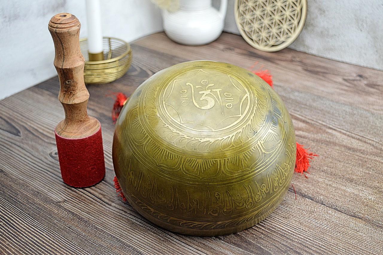 Ručne tepaná a zdobená Tibetská spievajúca miska TARA 19 cm 1kg + gong a vankúšik – Obrázok 4