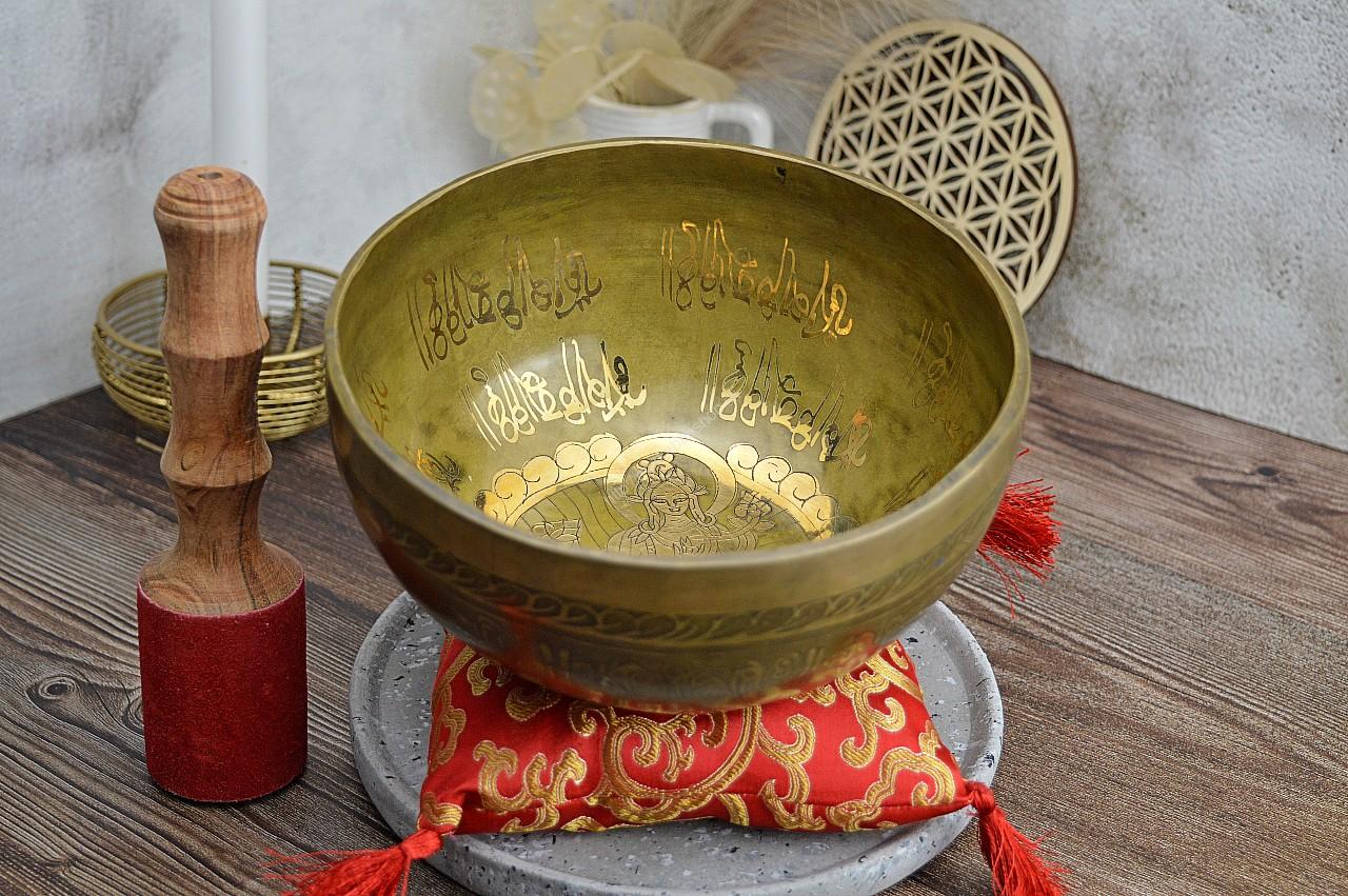 Ručne tepaná a zdobená Tibetská spievajúca miska TARA 19 cm 1kg + gong a vankúšik – Obrázok 2