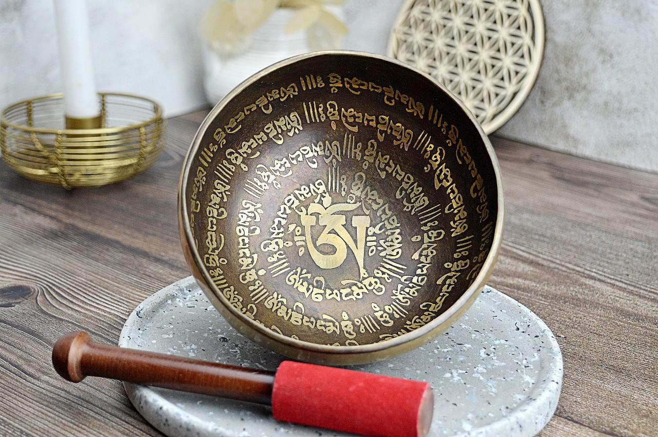 Ručne tepaná gravírovaná Tibetská spievajúca miska OM MANI PAD ME HUM 13,5cm + gong a vankúšik