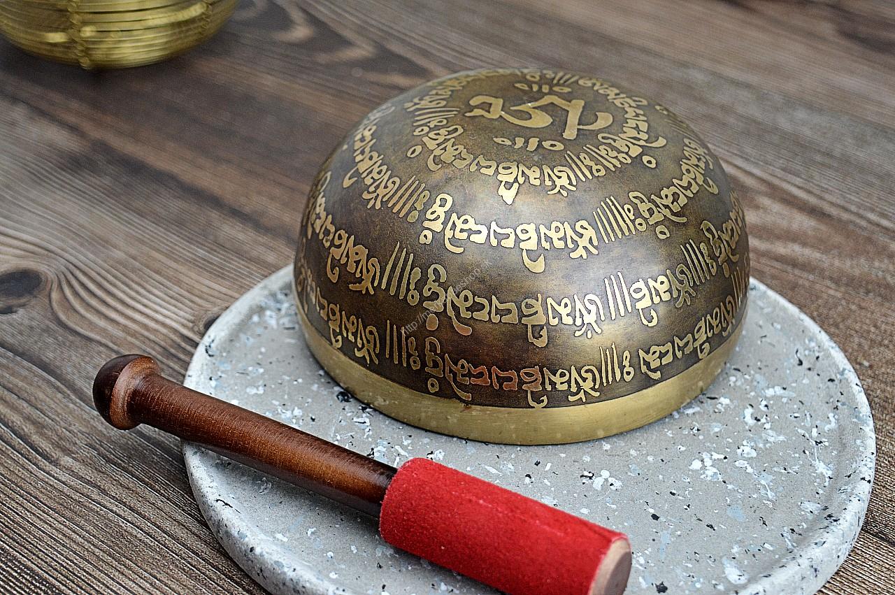 Ručne tepaná gravírovaná Tibetská spievajúca miska OM MANI PAD ME HUM 13,5cm + gong a vankúšik – Obrázok 3