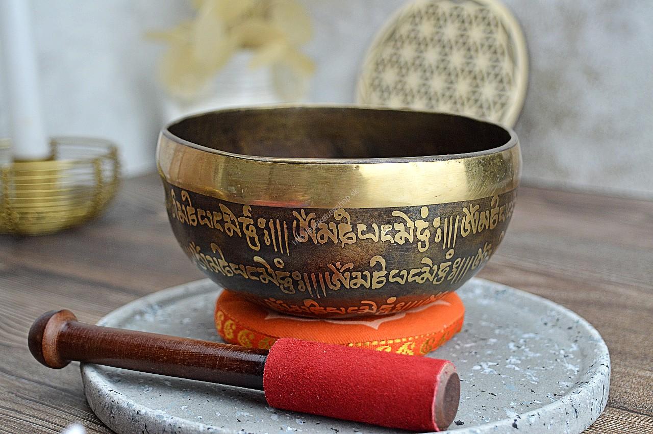 Ručne tepaná gravírovaná Tibetská spievajúca miska OM MANI PAD ME HUM 13,5cm + gong a vankúšik – Obrázok 2