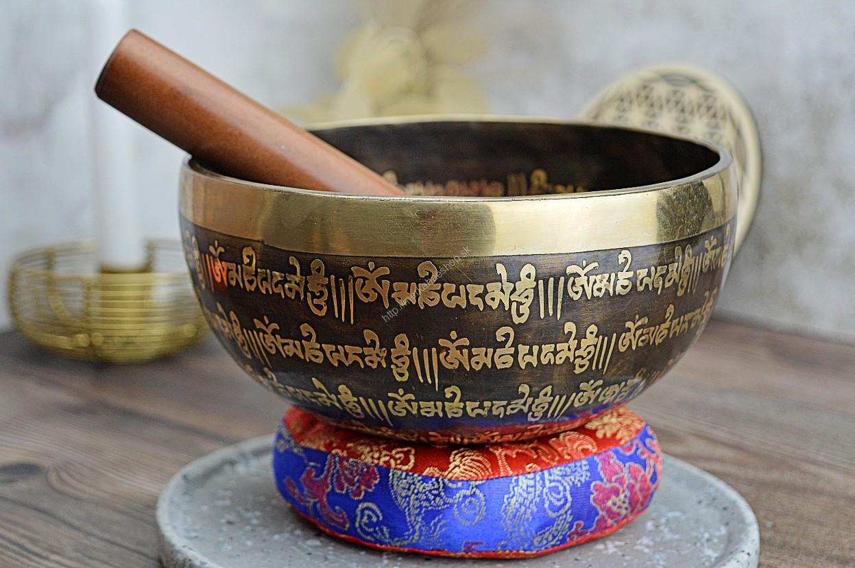 Ručne tepaná gravírovaná Tibetská spievajúca miska OM MANI PAD ME HUM 17,5cm + gong a vankúšik