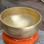 Ručne tepaná Tibetská spievajúca miska 10,5cm + gong a vankúšik