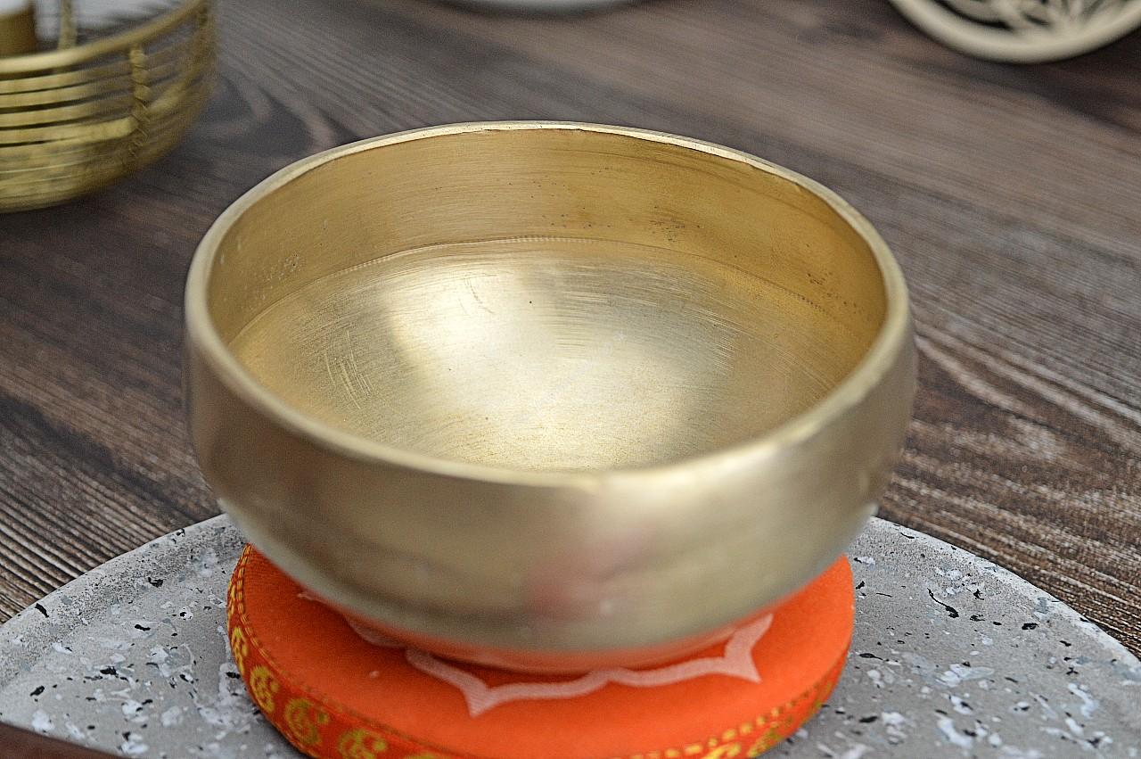 Ručne tepaná Tibetská spievajúca miska 10,5cm + gong a vankúšik