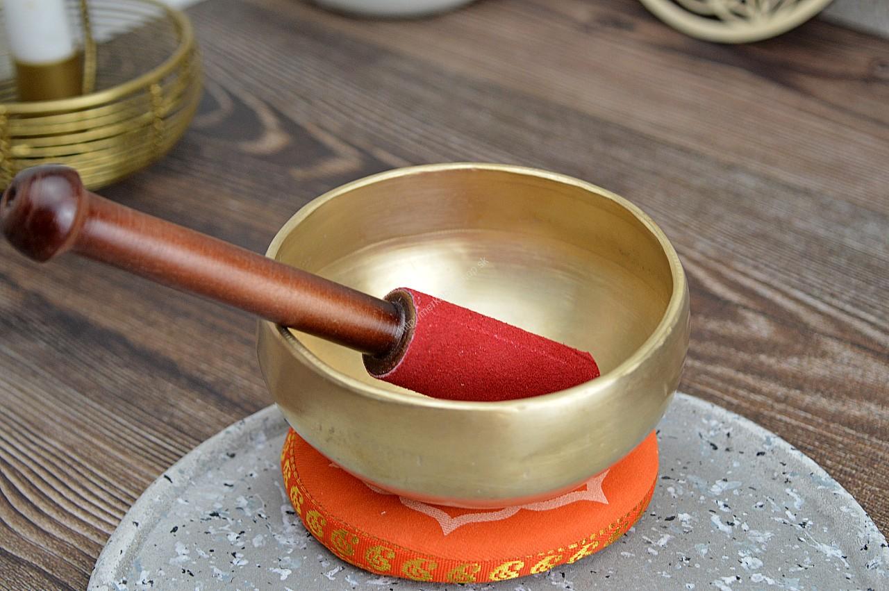 Ručne tepaná Tibetská spievajúca miska 10,5cm + gong a vankúšik – Obrázok 3