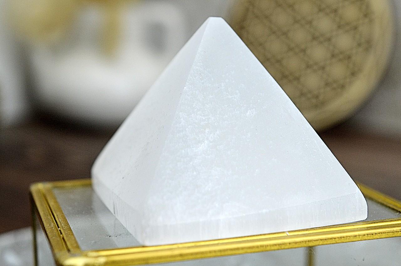 SELENITOVÁ pyramída Jemných Anjelských vibrácií 4,5 x 4,5 cm