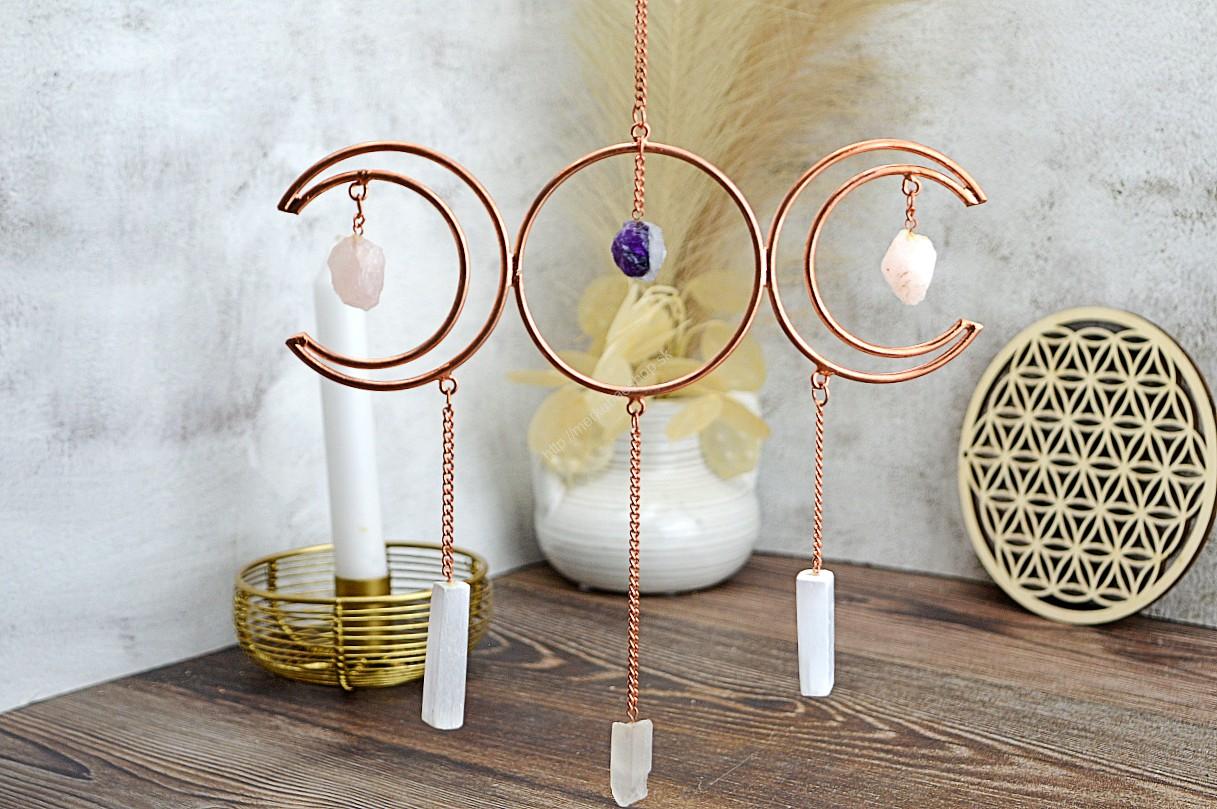 závesný medený žiarič VYROVNANIA ENERGIE "Zlatý Trojuholník" - Krištáľ, Ruženin, Ametyst, Selenit a Trojitý Mesiac