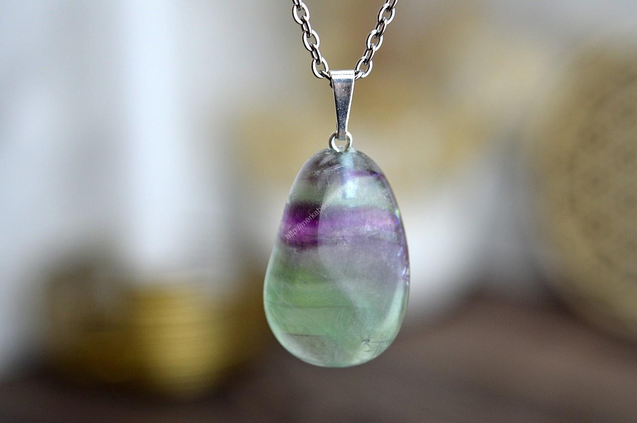 Prívesok FLUORIT DÚHOVÝ #2– Jasná myseľ, Sústredenie, Božskosť, Duchovný vývoj, Intuícia