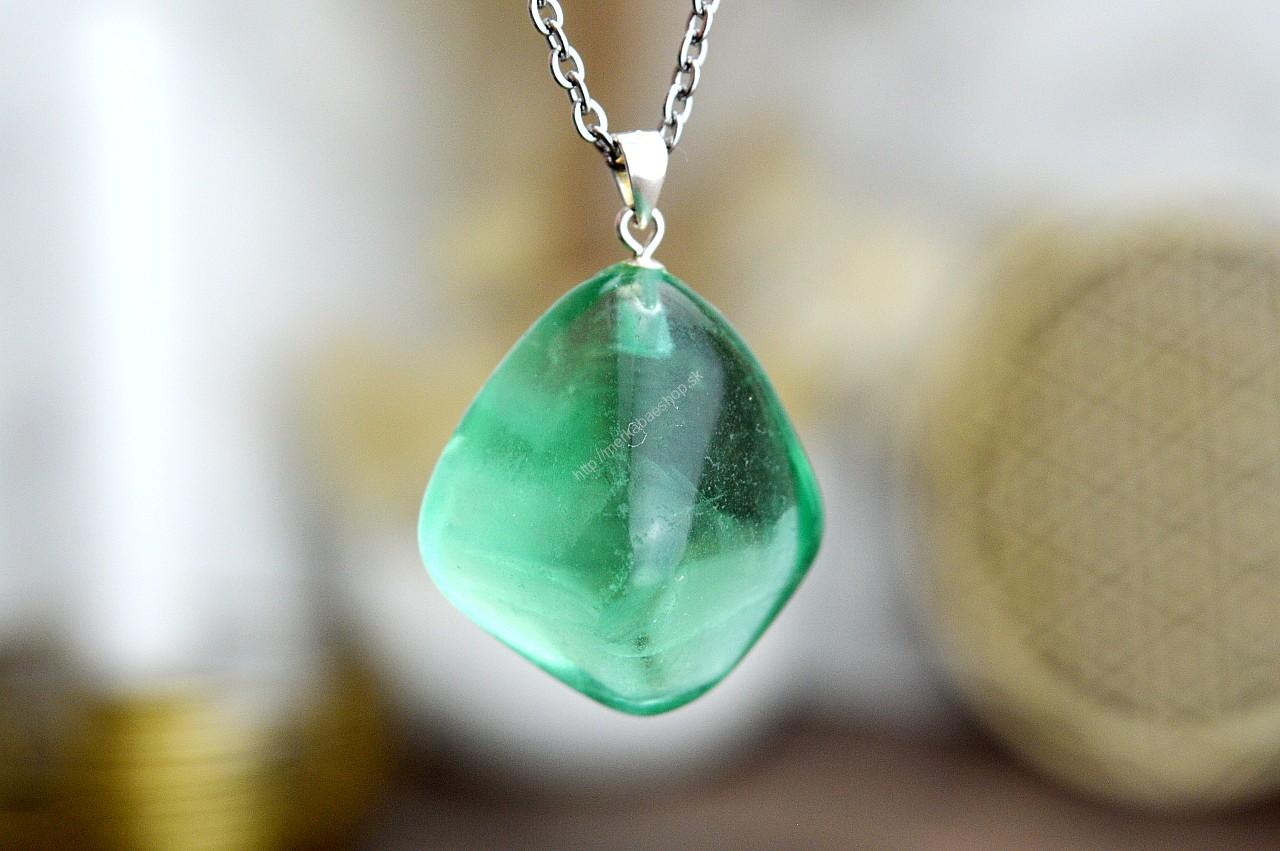 Prívesok FLUORIT SMARAGDOVO ZELENÝ #3 Ag925 – Sústredenie, Pamäť, Intuícia, Upokojenie mysle