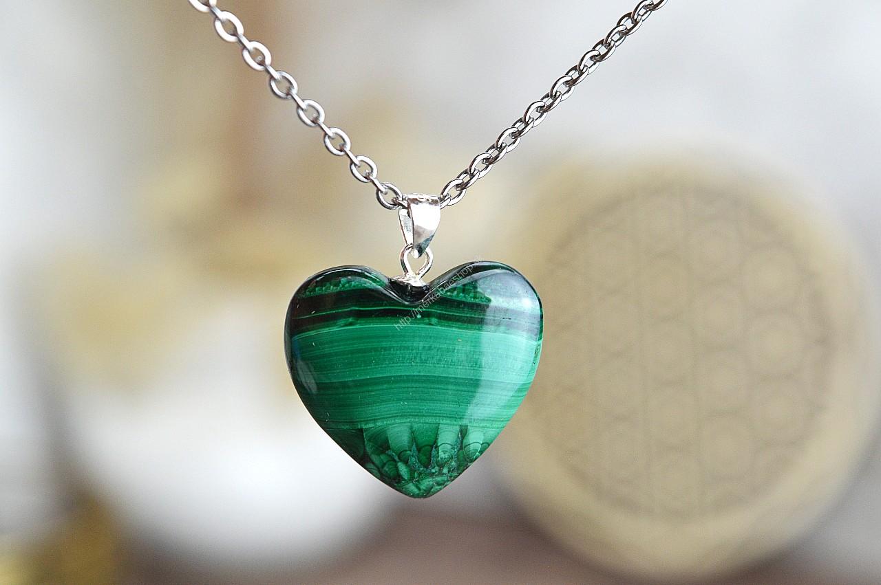 prívesok MALACHIT srdiečko #2 Ag925/1000 – Pohlcuje negatívne Energie a Jedy, Čistí Čakry, Otvára srdce, Ochrana, Premena