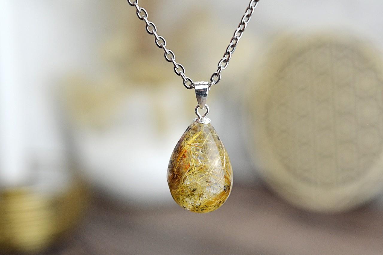 prívesok SAGENIT/ RUTIL V KRIŠTÁLI #4 Ag925 + kožka – Urýchlenie manifestácie, Ochrana, Intuícia, Pokoj