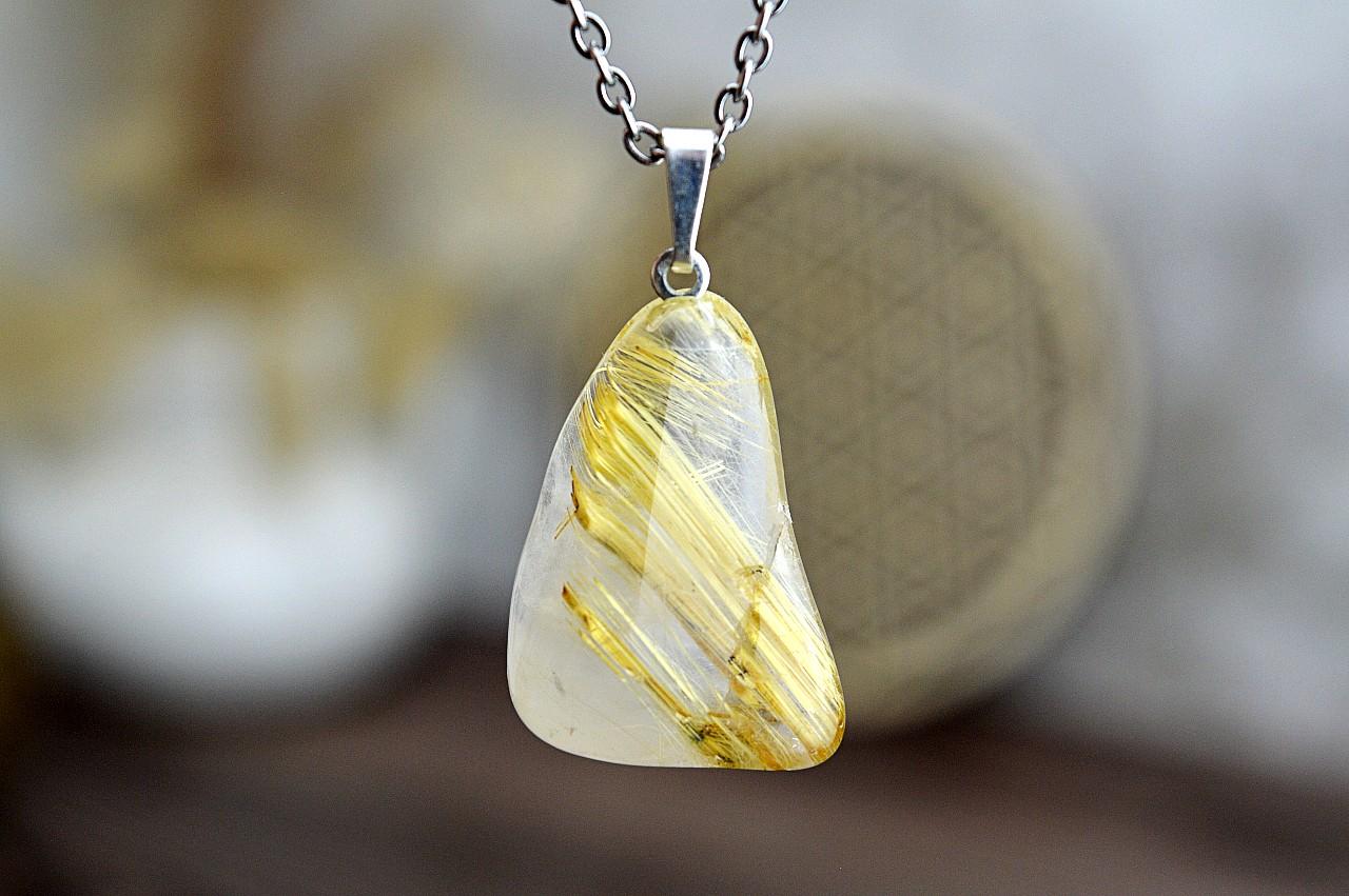 prívesok SAGENIT/ RUTIL V KRIŠTÁLI #7 + kožka – Urýchlenie manifestácie, Ochrana, Intuícia, Pokoj