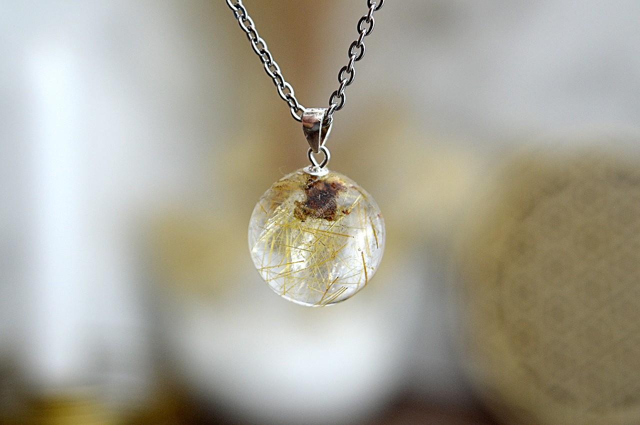 prívesok SAGENIT/ RUTIL V KRIŠTÁLI #5 Ag925 + kožka – Urýchlenie manifestácie, Ochrana, Intuícia, Pokoj